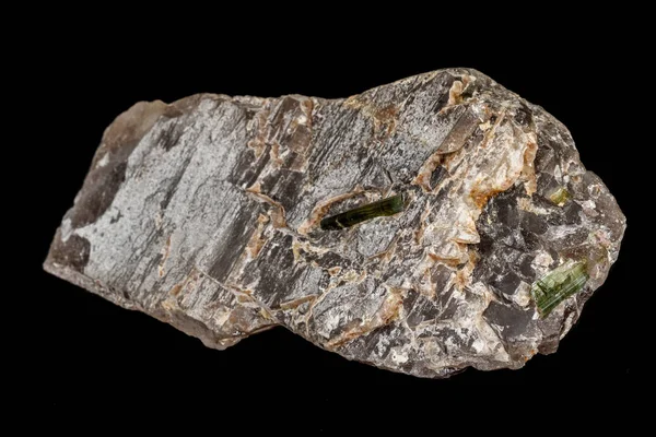 Macro stenen toermalijn mineraal op een zwarte achtergrond — Stockfoto