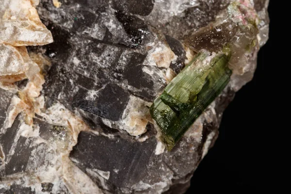 Makrostein Turmalin Mineral auf schwarzem Hintergrund — Stockfoto