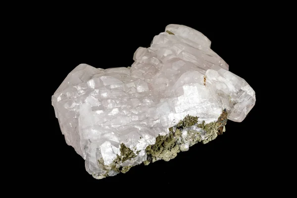 Makro kamień mineralnego kalcytu na czarnym tle — Zdjęcie stockowe