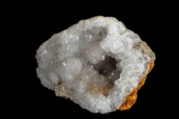 Makró kő ásványi kvarc geodái-fekete háttér — Stock Fotó