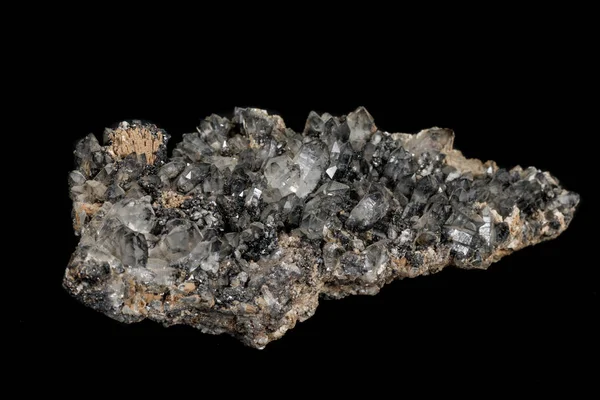 Makrostein-Mineralquarz mit ilvayit auf schwarzem Hintergrund — Stockfoto