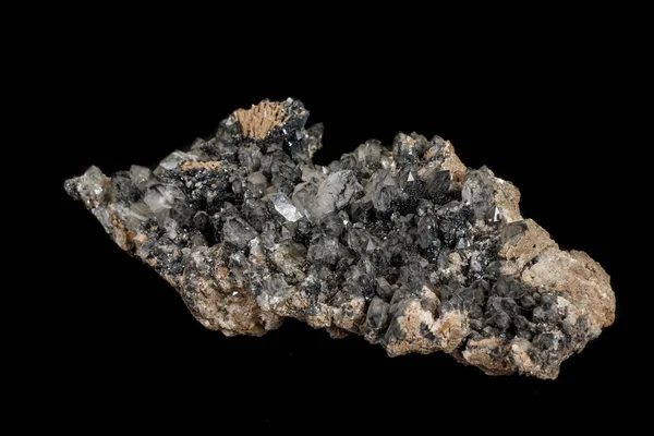 Макрокам'яний мінерал Кварц з ілвайтом на чорному тлі — стокове фото