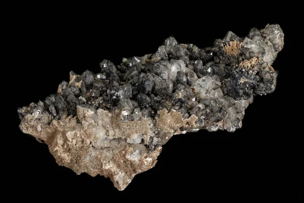 宏观石头矿物石英与 ilvayit 在一个黑色背景 — 图库照片