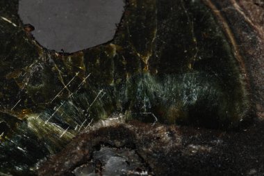 Makro Diopside mineral taş siyah arka plan üzerine