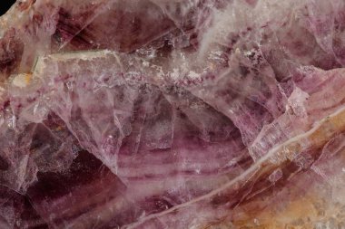 Makro siyah bir arka plan üzerinde mineral florit taşı