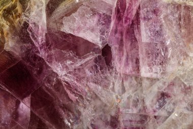 Makro siyah bir arka plan üzerinde mineral florit taşı