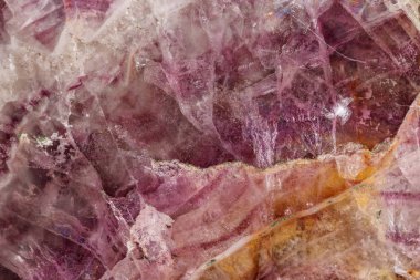 Makro siyah bir arka plan üzerinde mineral florit taşı