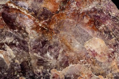 Makro siyah bir arka plan üzerinde mineral florit taşı