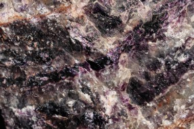 Makro siyah bir arka plan üzerinde mineral florit taşı