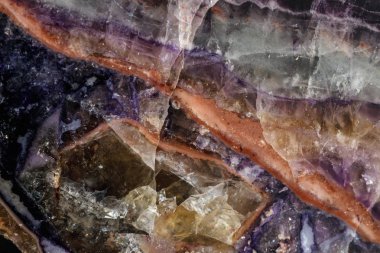 Makro siyah bir arka plan üzerinde mineral florit taşı