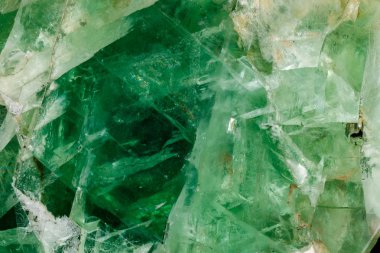 Makro siyah bir arka plan üzerinde mineral florit taşı