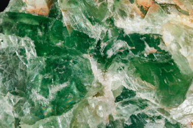 Makro siyah bir arka plan üzerinde mineral florit taşı