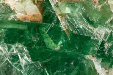 Makro siyah bir arka plan üzerinde mineral florit taşı