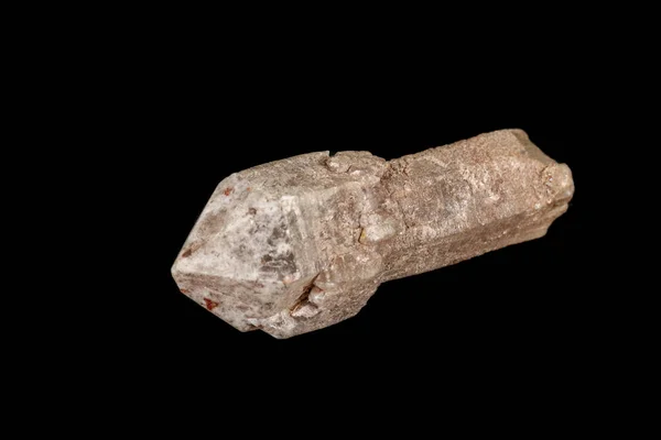 Makro av en sten, en spira-liknande kvarts mineral på ett svart backg — Stockfoto