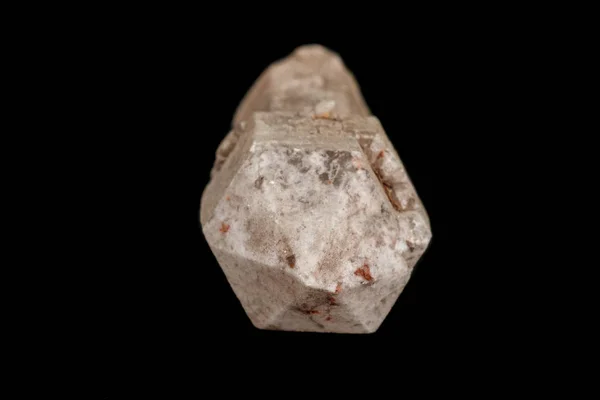 Macro van een steen, een scepter-achtige kwarts mineraal op een zwarte backg — Stockfoto
