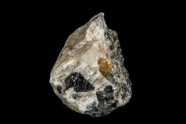 Minerální kámen apatitu a magnetit na průvod na černém bac makro — Stock fotografie