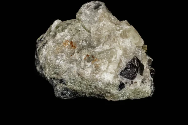 Macro pedra Apatita e magnetita mineral em desfile no bac preto — Fotografia de Stock