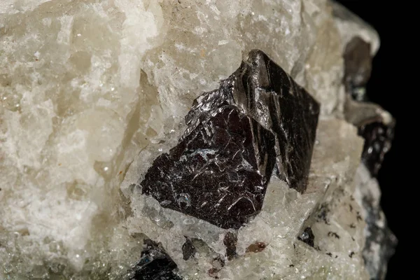 Makrostein-Apatit und Magnetit-Mineral auf Parade auf schwarzem Bac — Stockfoto