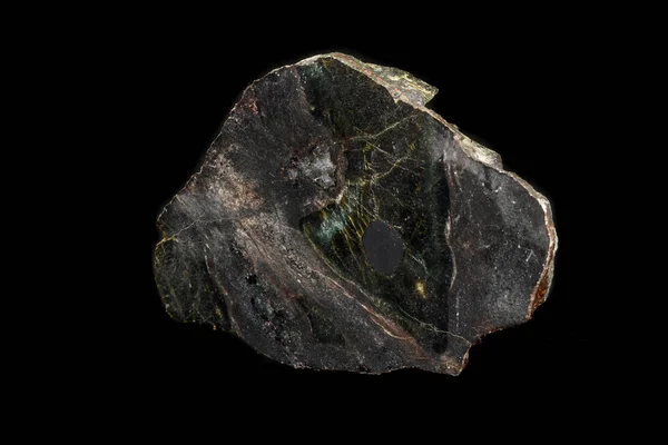Macro Diopside pedra mineral sobre fundo preto — Fotografia de Stock