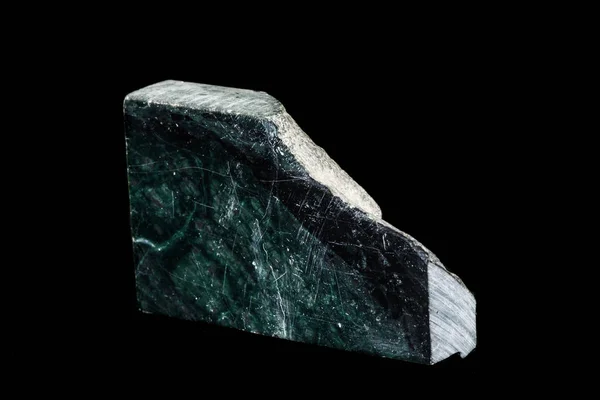 Macro piedra mineral de nefrita sobre fondo negro — Foto de Stock