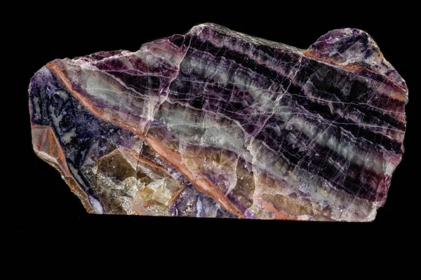 Macro steen mineraal fluoriet op een zwarte achtergrond — Stockfoto
