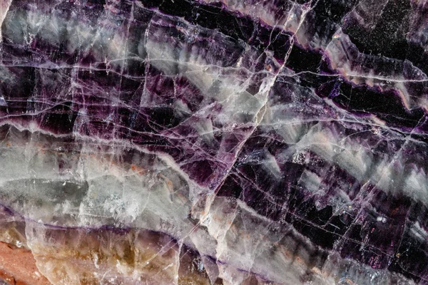 Makro siyah bir arka plan üzerinde mineral florit taşı — Stok fotoğraf