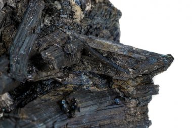 Makro taş mineral antimonit, beyaz arka planda stibnite 