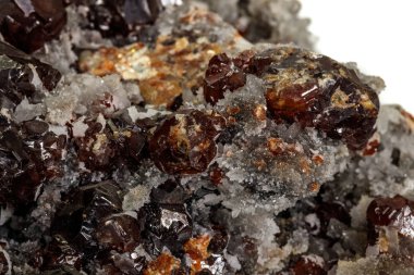 Beyaz arka planda makro taş mineral Sphalerite