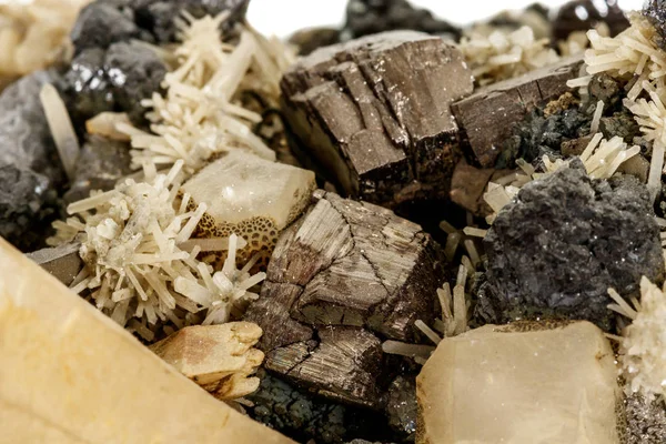 Μακρολιθόπετρα ορυκτοί Πυρροτιτίτης, χαλαζία, Σπαχαλερίτης, καλμίτης, GAL — Φωτογραφία Αρχείου