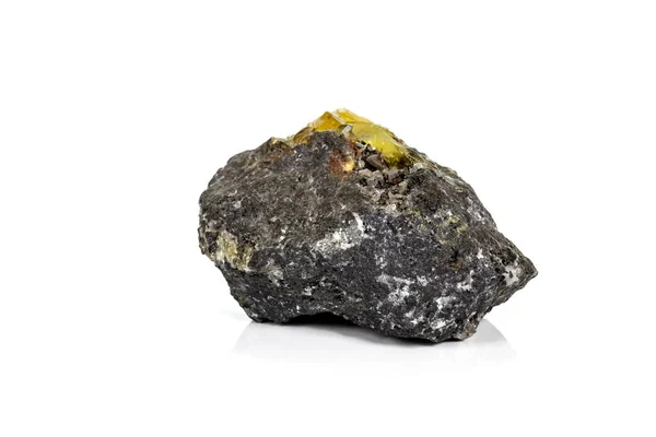 Makro z kamienia mineralnego Anglesite w Galena na białym tle — Zdjęcie stockowe