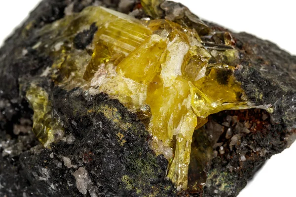 Makro von Mineralsteinwinkelsit in Galena auf weißem Hintergrund — Stockfoto