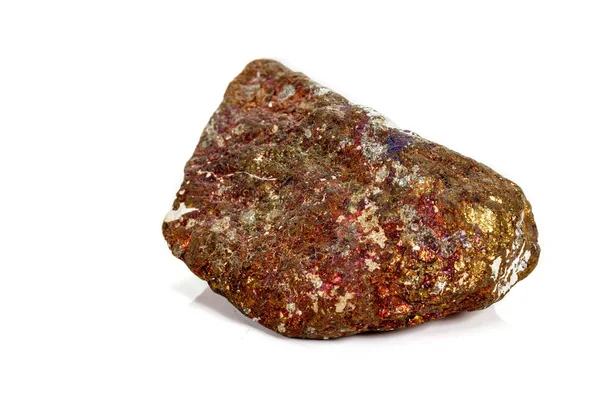 Макро камінь Борнітовий мінерал на білому тлі — стокове фото