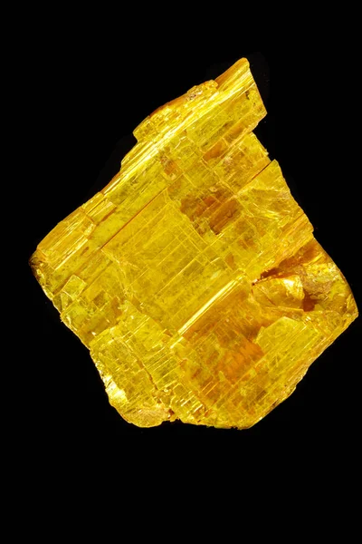 Macro pedra Orpiment mineral sobre fundo preto — Fotografia de Stock