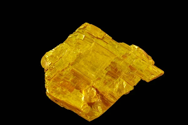 Makrostein Orpiment Mineral auf schwarzem Hintergrund — Stockfoto