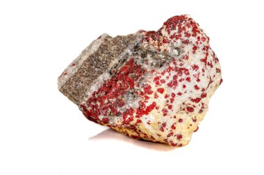 Beyaz arka planda makro taş mineral Cinnabar
