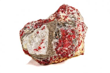 Beyaz arka planda makro taş mineral Cinnabar