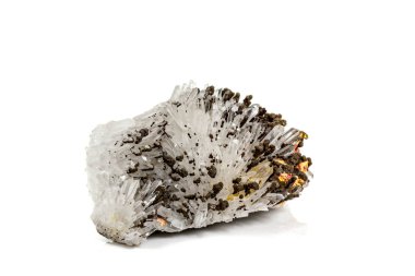 Beyaz arka planda realgar Mineral taş makro