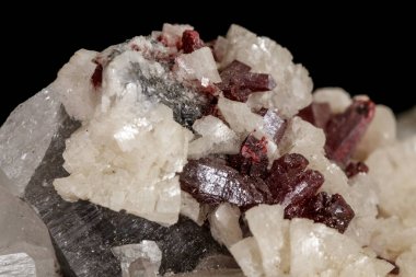 Siyah bir arka planda makro taş Cinnabar Dolomit mineral 