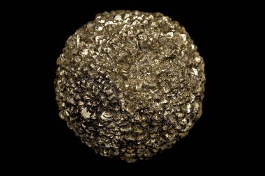 Siyah bir kaya içinde makro taş pirit mineral