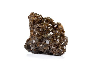 Beyaz bir arka planda kaya makro taş grossular mineral 