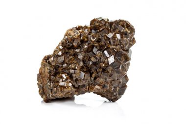 Beyaz bir arka planda kaya makro taş grossular mineral 