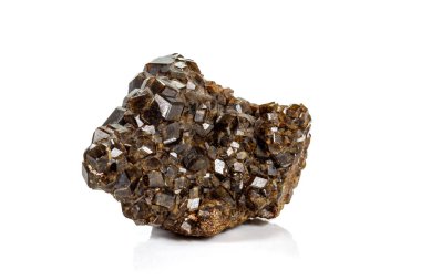 Beyaz bir arka planda kaya makro taş grossular mineral 