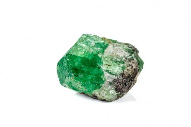 Makro taş Granat mineral, beyaz bir giriş üzerinde kaya uvarovite