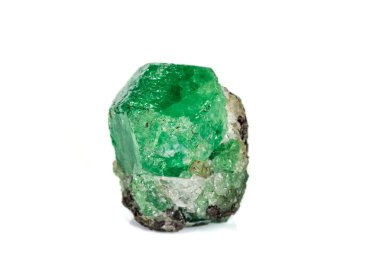 Makro taş Granat mineral, beyaz bir giriş üzerinde kaya uvarovite