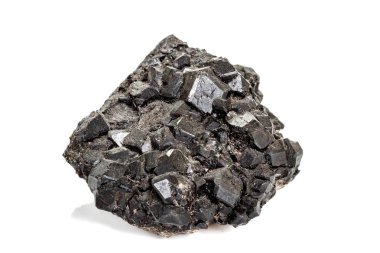 Beyaz arka planda makro taş mineral melanit