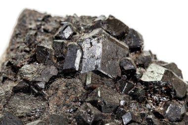 Beyaz arka planda makro taş mineral melanit