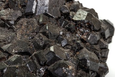 Beyaz arka planda makro taş mineral melanit
