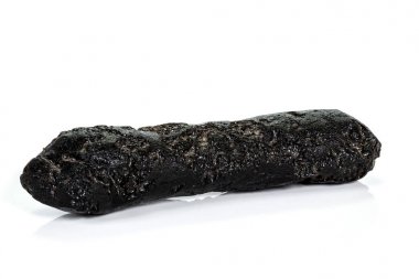 Beyaz arka planda makro taş mineral meteorit tektit 