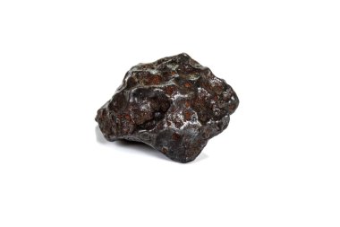 Beyaz arka planda makro taş mineral meteorit tektit 