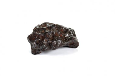 Beyaz arka planda makro taş mineral meteorit tektit 